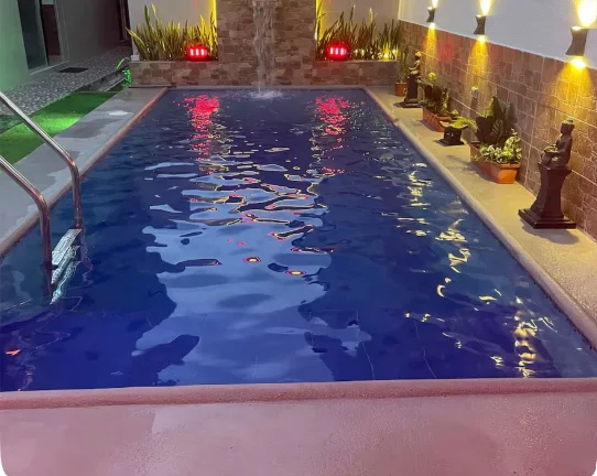 La piscina iluminada de noche