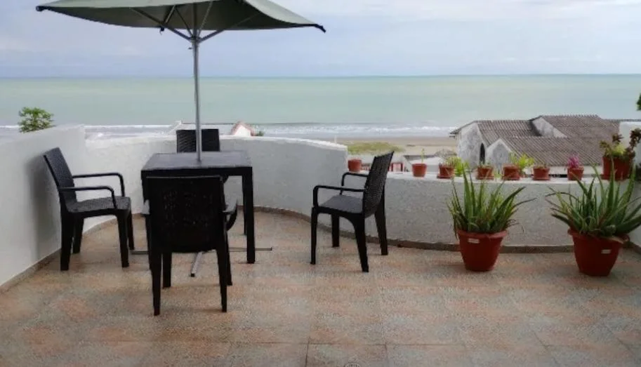 La azotea, con la mesa y las vistas al mar